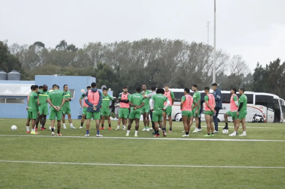 El plantel de San Antonio durante su práctica en Uruguay. Foto: San Antonio Bulo Bulo.