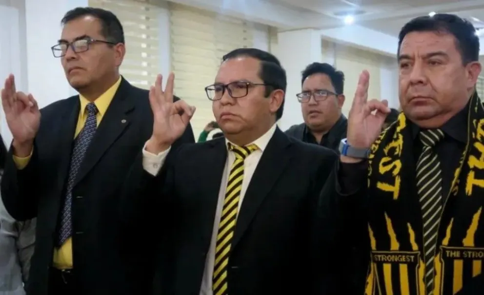 Montes (centro) jura a la presidencia de The Strongest en julio de 2022. La posesión estuvo a cargo de la Comisión Electoral. Foto: club The Strongest