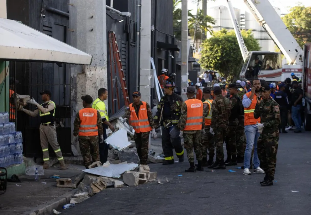 Rescatistas del Centro de Operaciones de Emergencias (COE) en la discoteca de la capital dominicana. Foto: EFE
