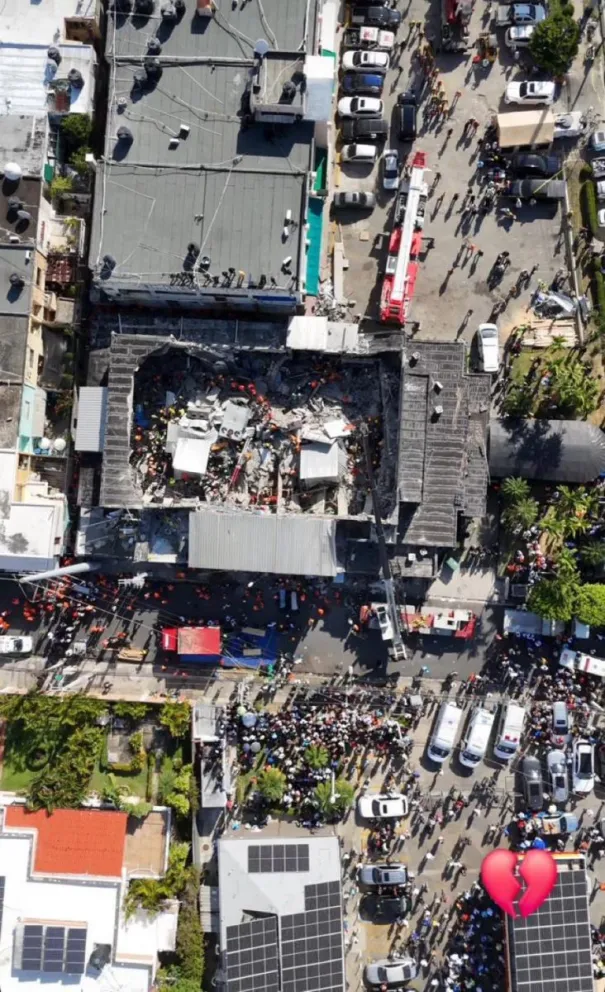 Una vista aérea del techo desplomado en la discoteca. Foto: @ARTHURCONCEPCI