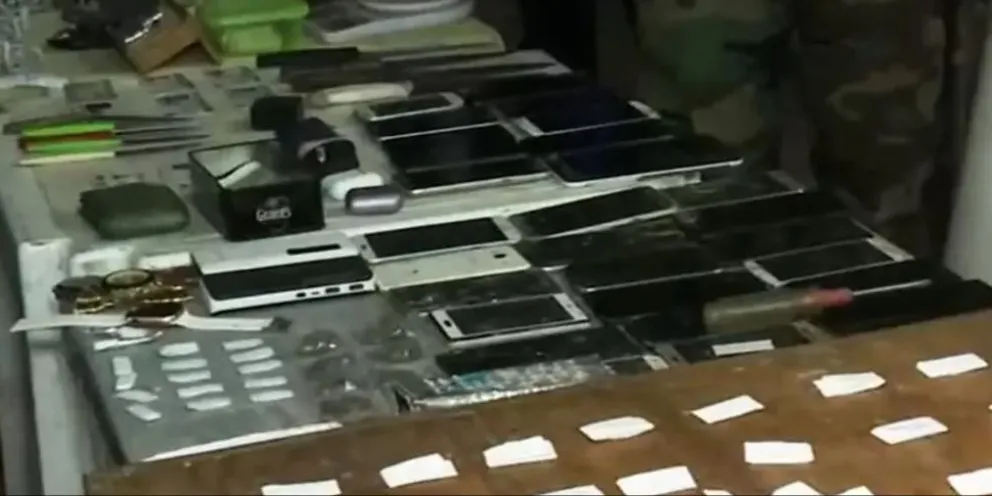 Droga y objetos robados en el operativo en Los Lotes. Foto: Unitel