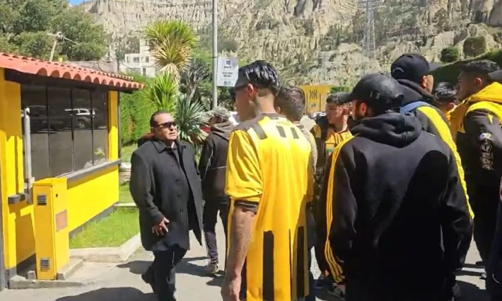 Los barra bravas aurinegros en el Complejo de Achumani. Foto: JM