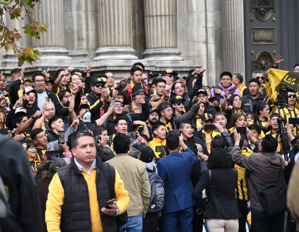 Los hinchas aurinegros hicieron sentir su voz en Plaza Murillo. Foto: Agencia Marka Registrada