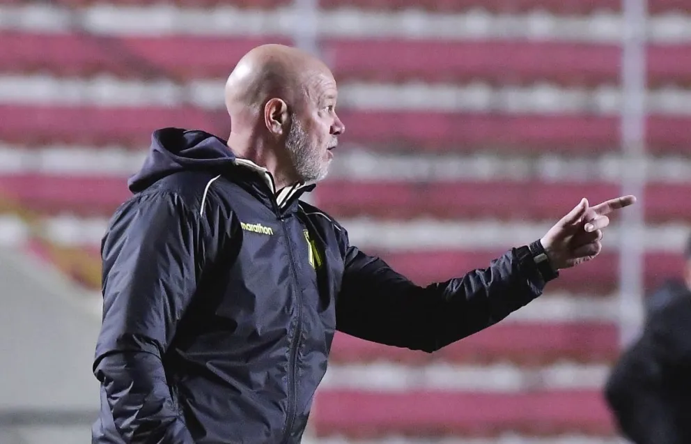 Zago da instrucciones en el partido del domingo contra Nacional Potosí. Foto: APG 