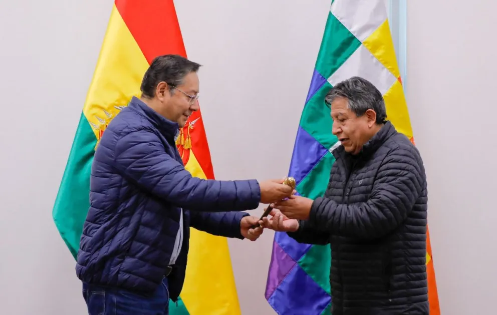 El presidente Luis Arce entrega en bastón de mando al vicepresidente David CHoquehuanca. Foto: Facebook Luis Arce