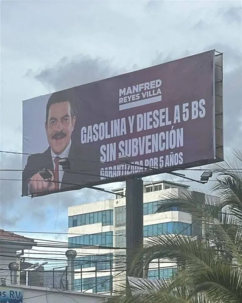 La gigantografía de Reyes Villa se exhibe en una calle de Cochabamba. Foto: DTV