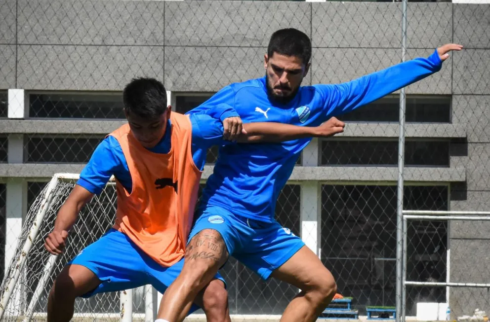 Melgar (der.) lucha por la pelota durante un entrenamiento en Ananta. Foto: Club Bolívar.