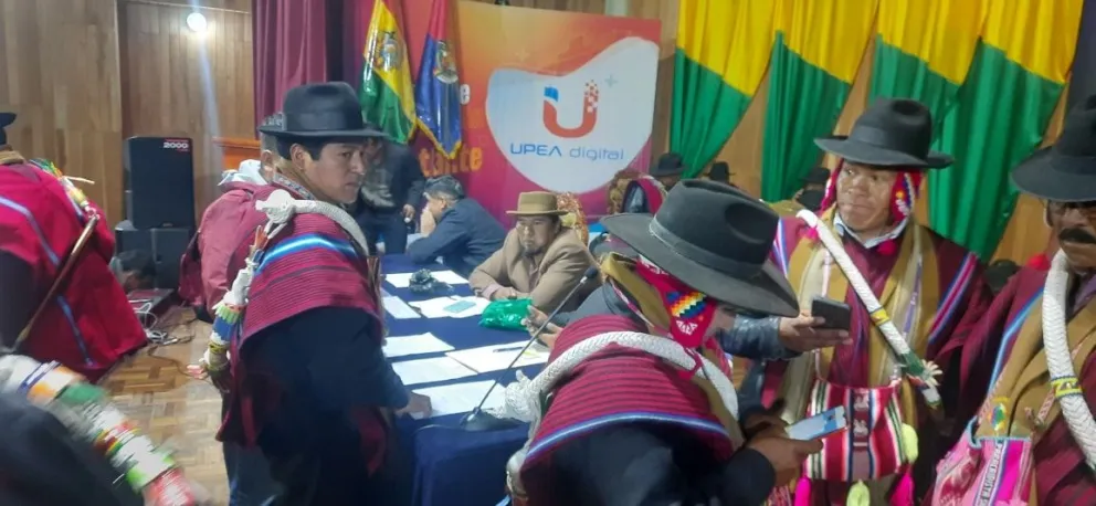 Campesinos y vocales del TED de La Paz en el coliseo de la UPEA. Foto: Tele Estrella HD