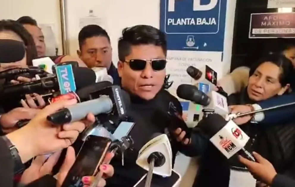 El senador del MAS, Leonardo Loza, en contacto con los medios de comunicación, la mañana de este martes. Foto: Captura de video