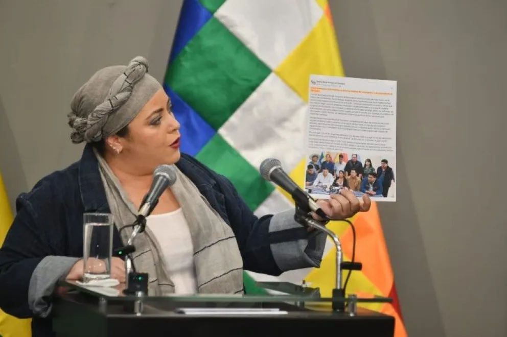La ministra de la presidencia María Nela Prada, en contacto con los medios de comunicación. Foto: APG