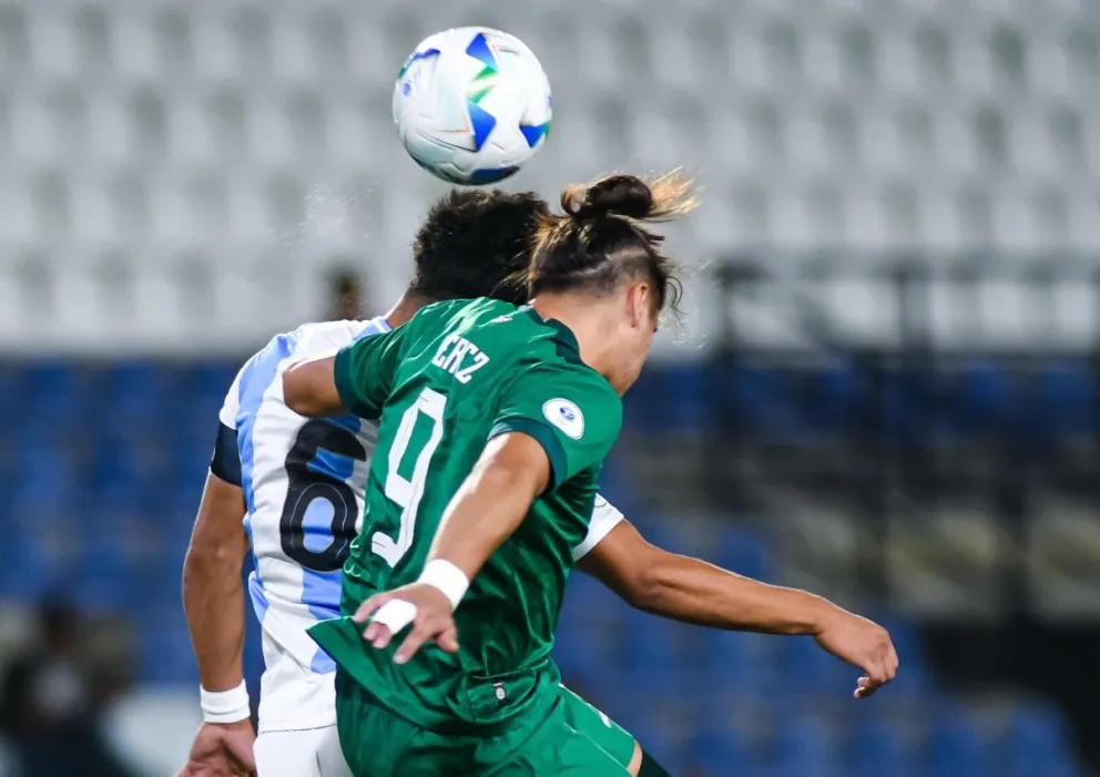 Diego Pérez (9) de Bolivia disputa un balón aéreo con el argentino Matías Salas. Foto: FBF