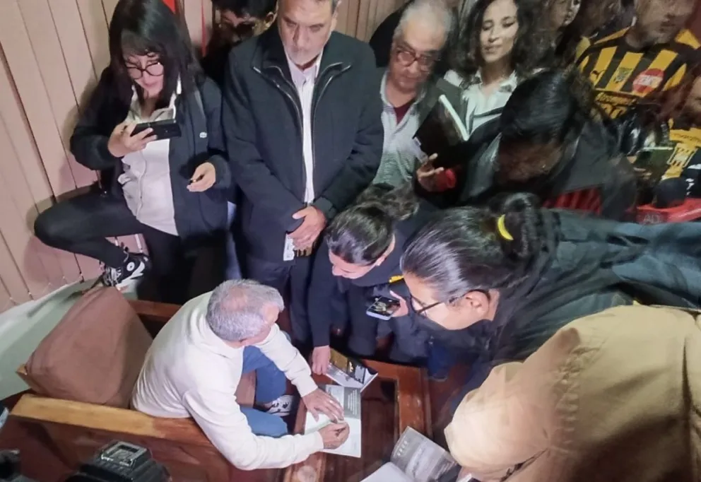 Sergio Luna, el momento de firmar autógrafos. Foto: Marcos Bonilla