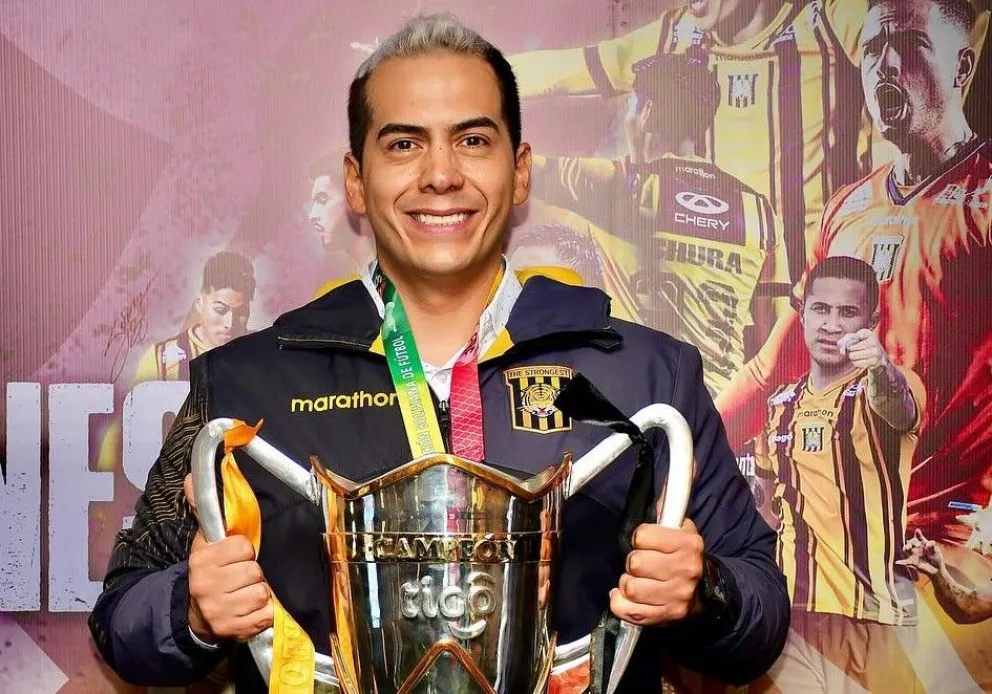 Pablo Cabanillas con el trofeo que ganó el Tigre al conquistar el título nacional de la temporada. Foto: club The Strongest