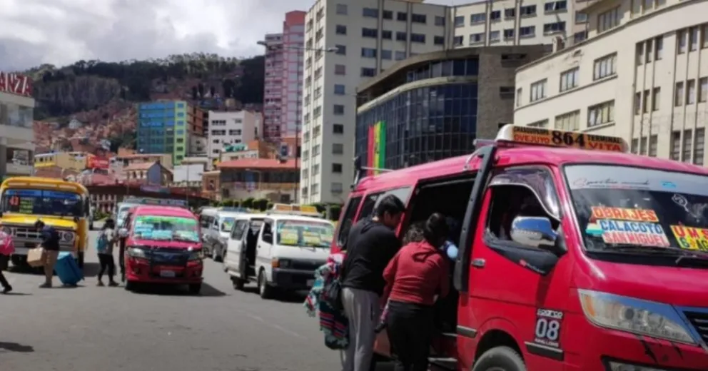 Minibuses cargan pasajeros en el centro de La Paz. Foto: ABI 