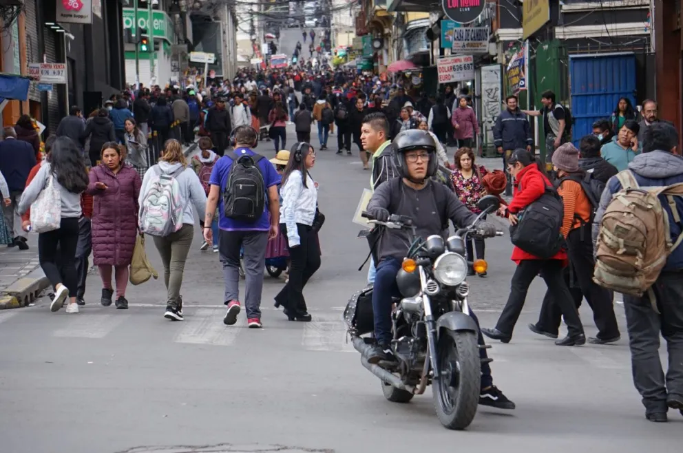 Una calle del centro de la ciudad de La Paz, tras el inicio del paro de los choferes. Foto. APG