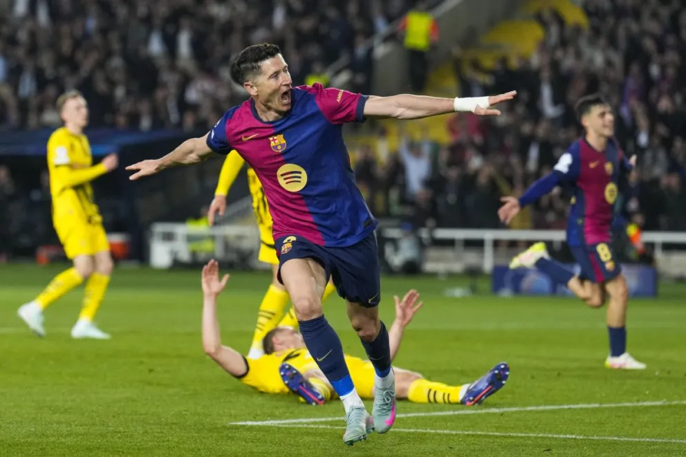 Robert Lewandowski, delantero del Barcelona, celebra tras marcar el tercer gol ante el Dortmund. Foto: EFE