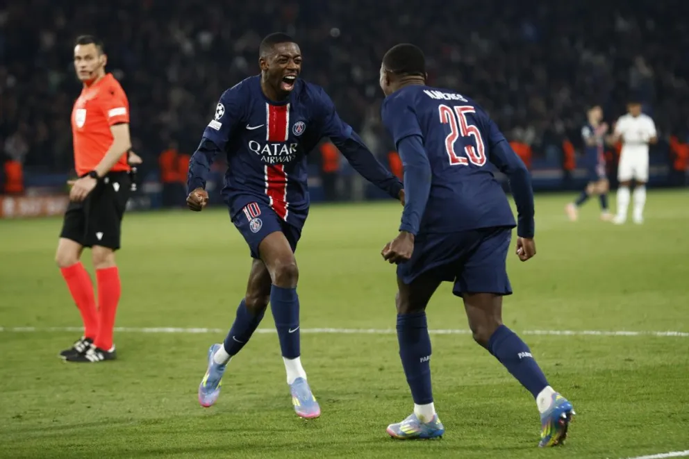 Nuno Mendes (der.) celebra con su compañero Ousmane Dembele el tercero del PSG. Foto: EFE