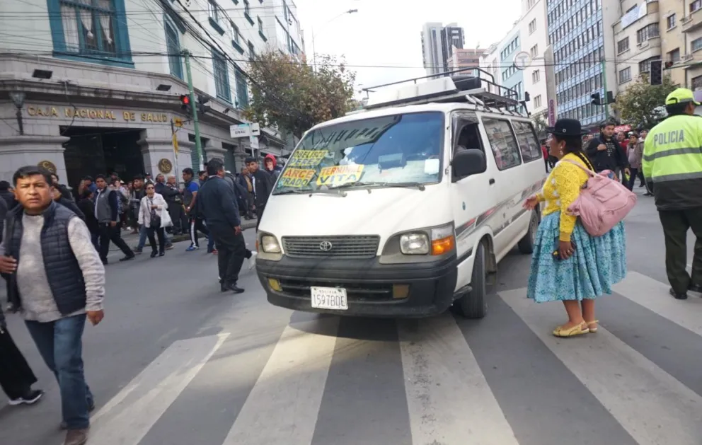 Una imagen de una calle bloqueada en La Paz durante la tarde del miércoles. Foto: APG