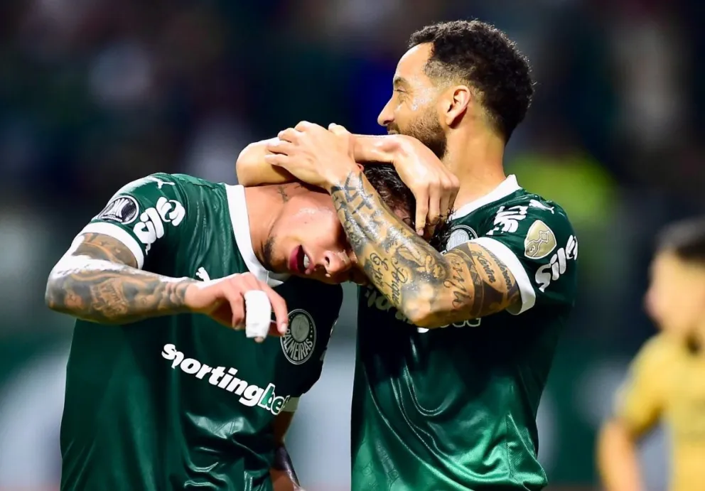 El colombiano Richard Ríos (izq.) y su compañero Felipe Anderson festejan el gol del Palmeiras. Foto: Conmebol Libertadores