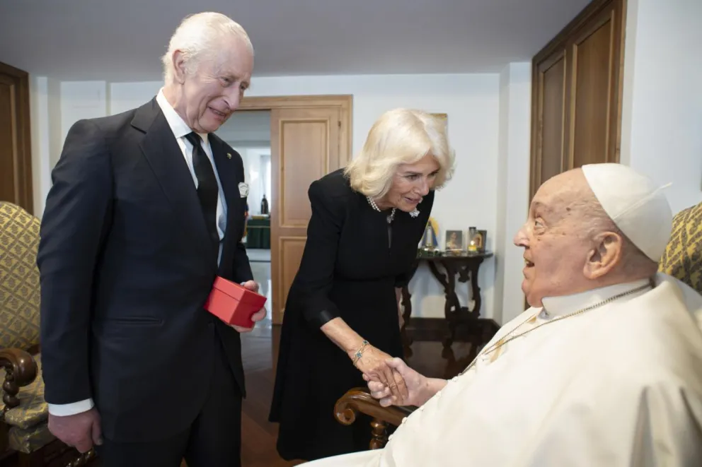El papa Francisco recibió este miércoles en el Vaticano, en una visita sorpresa, a los reyes británicos Carlos III y Camila, que se encuentran de viaje en Italia. Foto: EFE 