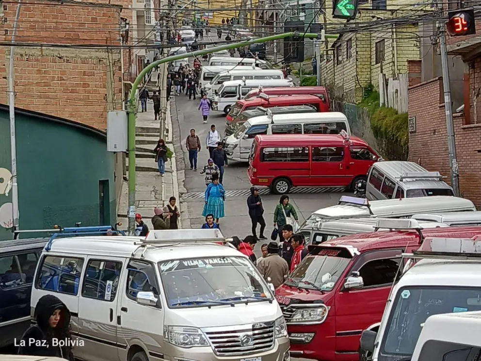 Una calle de La Paz con movilidades del transporte público bloqueando, esta mañana. Fotos: APG y Visión 360 
