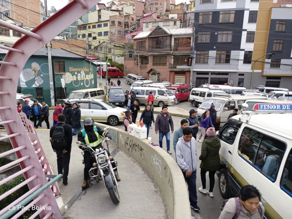 Uno de los puntos de bloqueo de los choferes, este jueves. Foto: APG 