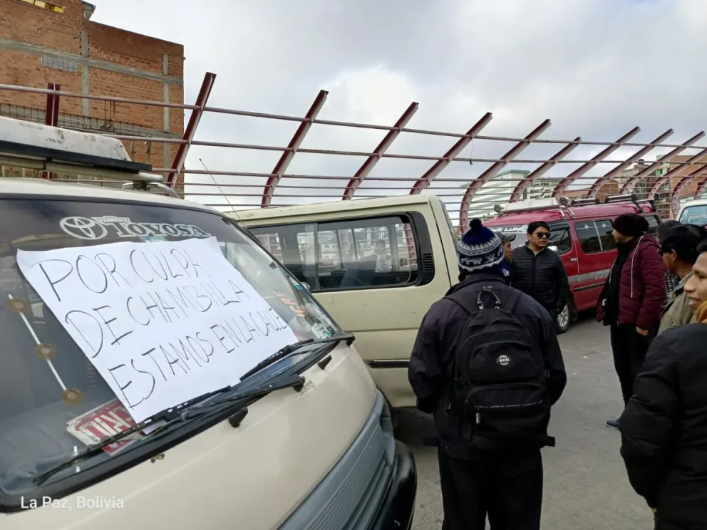 Los choferes de minibuses bloquearon toda la ciudad este jueves. Foto: APG