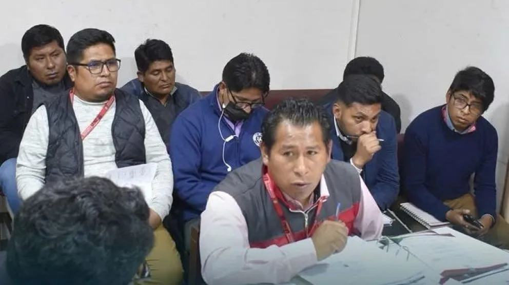 El director de Gestión de Riesgos de la Gobernación de La Paz, Luis Cahuapaza y su equipo de trabajo en el informe oral ante la Comisión de Desarrollo Productivo. Foto: ALDLP.