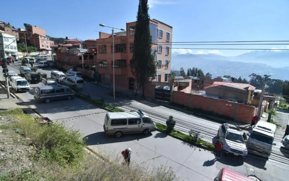Minibuses bloquean la avenida Mario Mercado. FOTO: APG