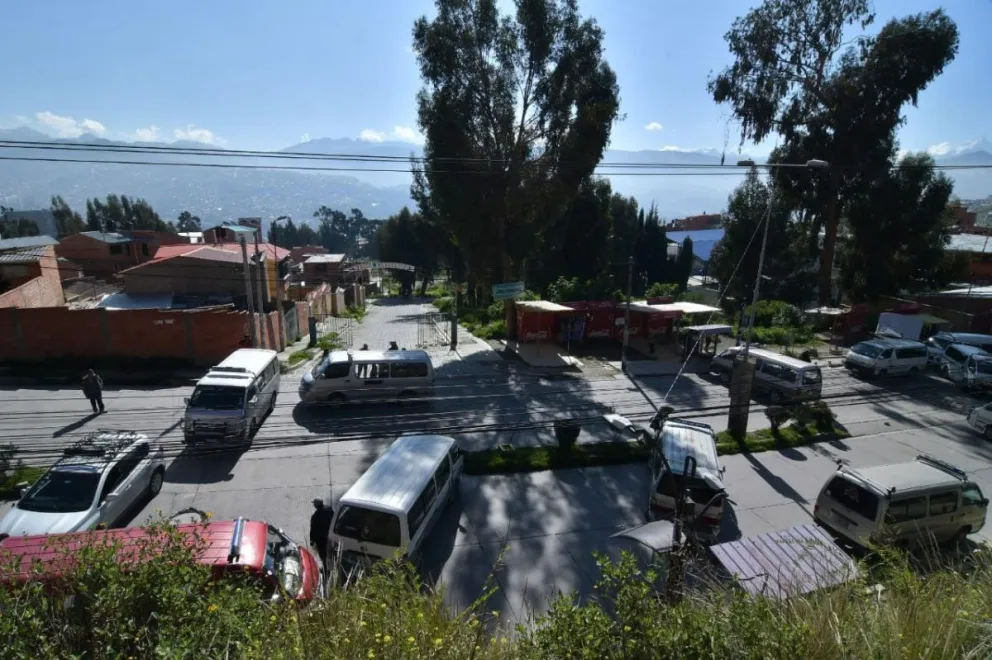 Transportistas bloquearon calles y avenidas en la ciudad de La Paz. FOTO: APG