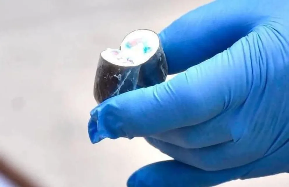 Una de las capsulas de cocaína expulsadas. FOTO: Fiscalía