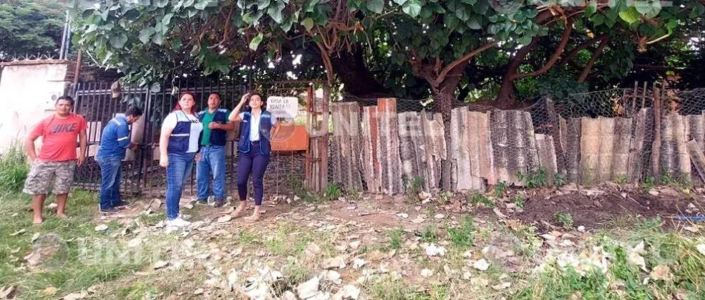 Autoridades fuera de la vivienda del supuesto rescatista. FOTO: Unitel