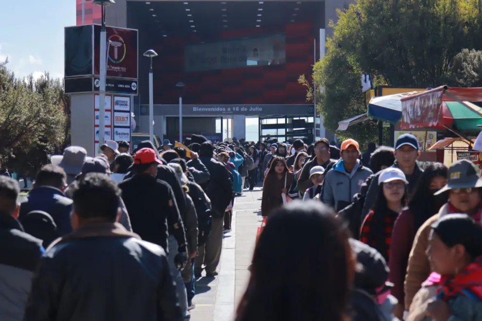 Filas en la terminal de la 16 de Julio de la Línea Roja de Mi Teleférico. FOTO: APG