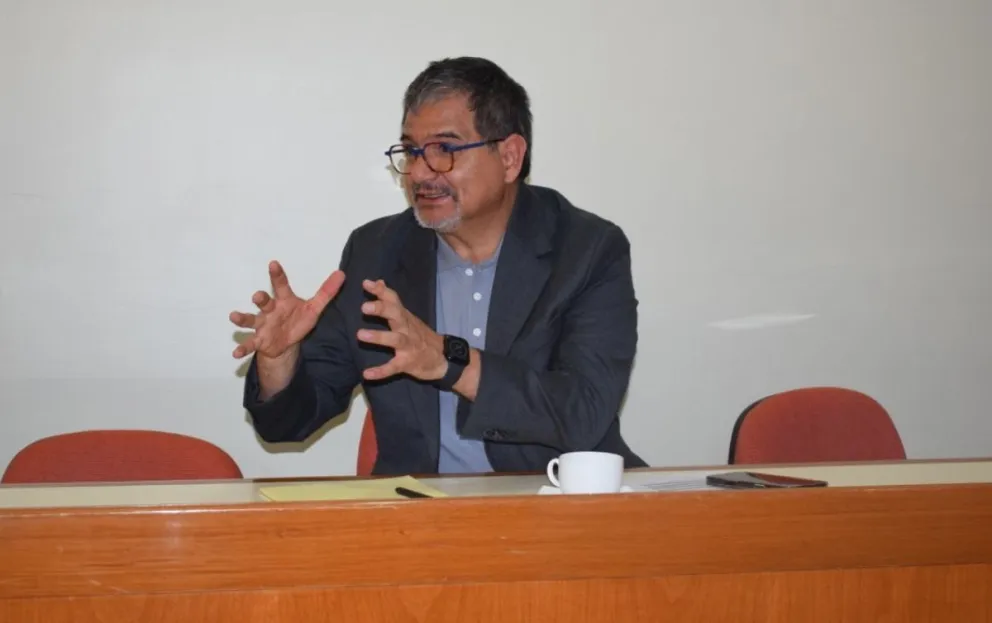 Gonzalo Chávez durante un debate académico en la UCB. Foto: @GonzaloCHavezA