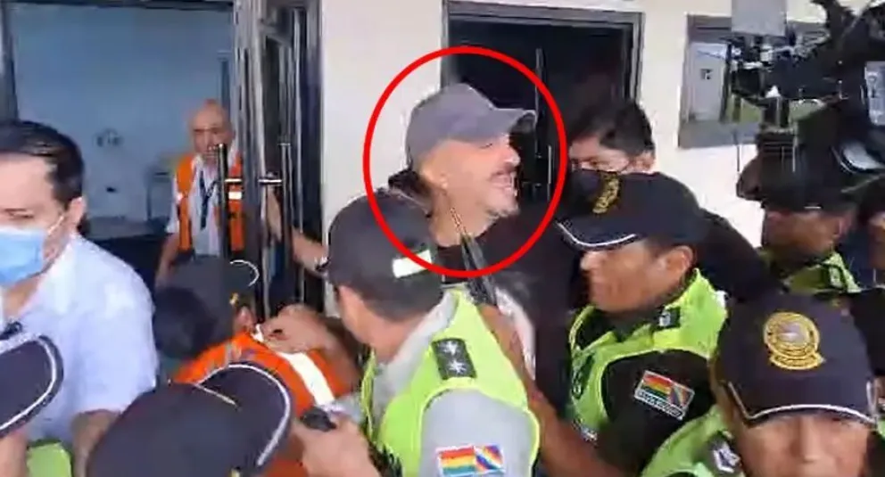 El abogado Valda en el aeropuerto de Viru Viru de Santa Cruz, este viernes. Foto: Unitel