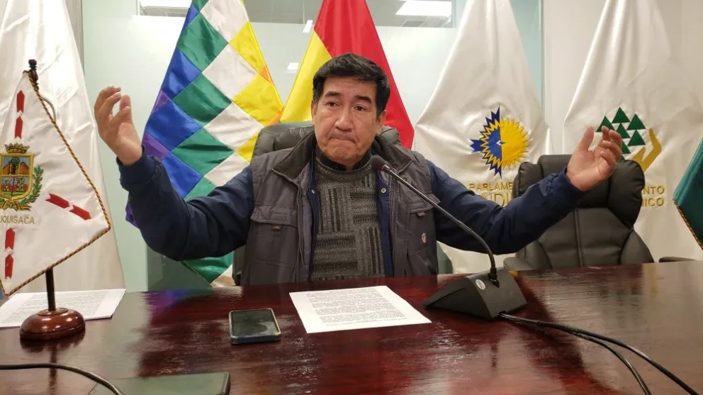 El diputado supraestatal Faustino Ollisco, explica el tema sobre el Mercosur. Foto: Carlos Quisbert 