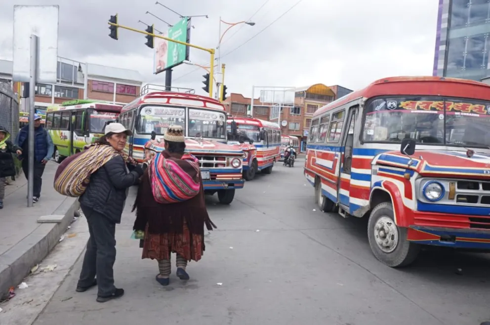 Micros bloquen una avenida. FOTO: APG