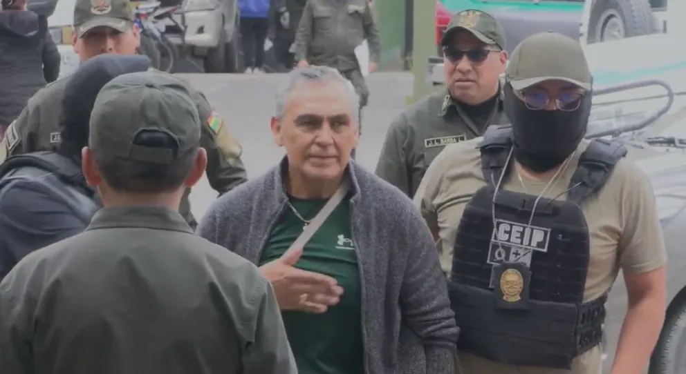 El general en retiro Marco Bracamonte en la FELCC, en La Paz. Foto: captura