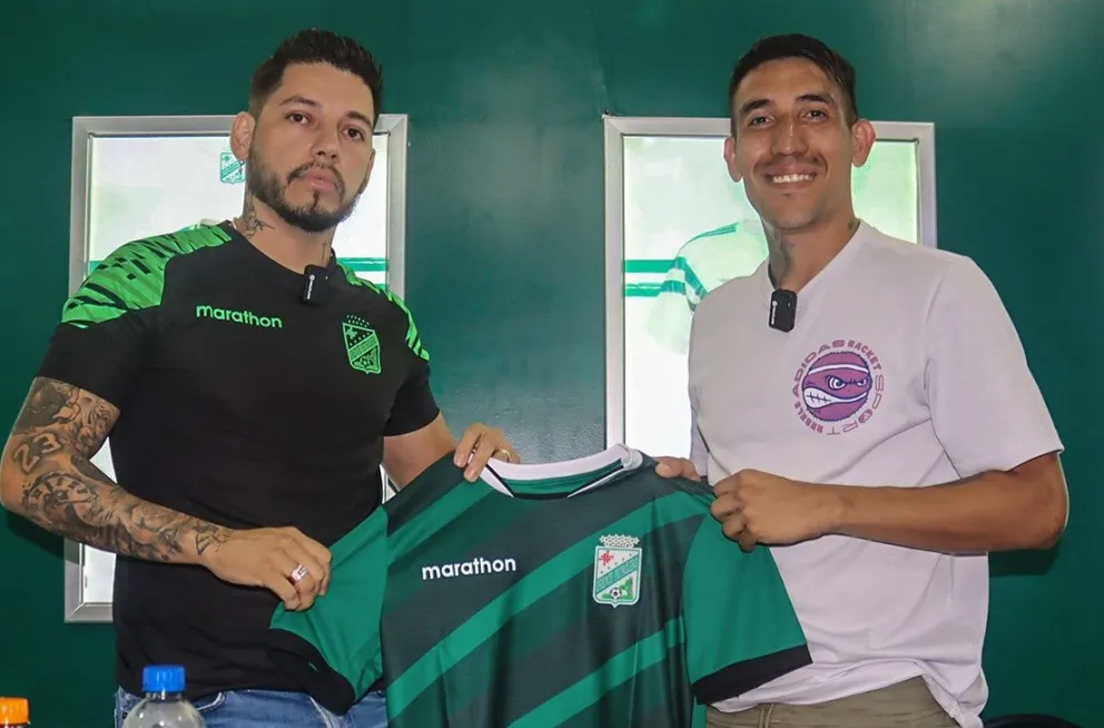 El dirigente Gustavo Gutiérrez (izq.) y Ricardo Centurión sostienen la camiseta de Oriente Petrolero. Foto: club Oriente Petrolero