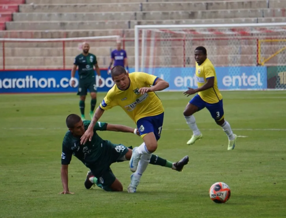 Incidencia del partido entre ABB (de amarillo) y Real Tomayapo. Foto: APG.