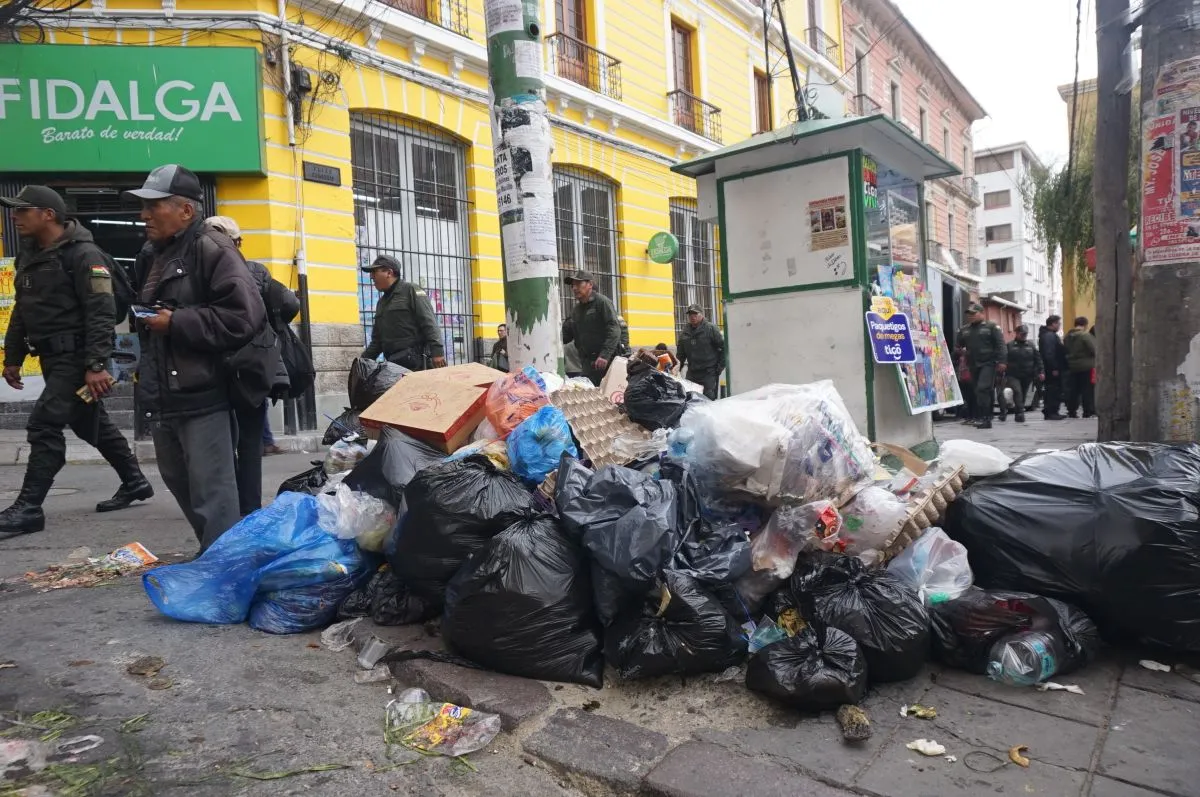 La basura se acumuló en las calles debido a los bloqueos de los ...