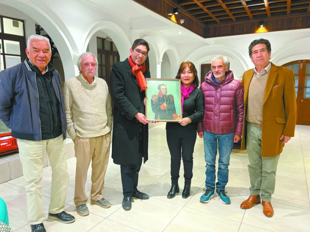 Descendientes de Medinaceli muestran el cuadro original. Fotos: SIHP