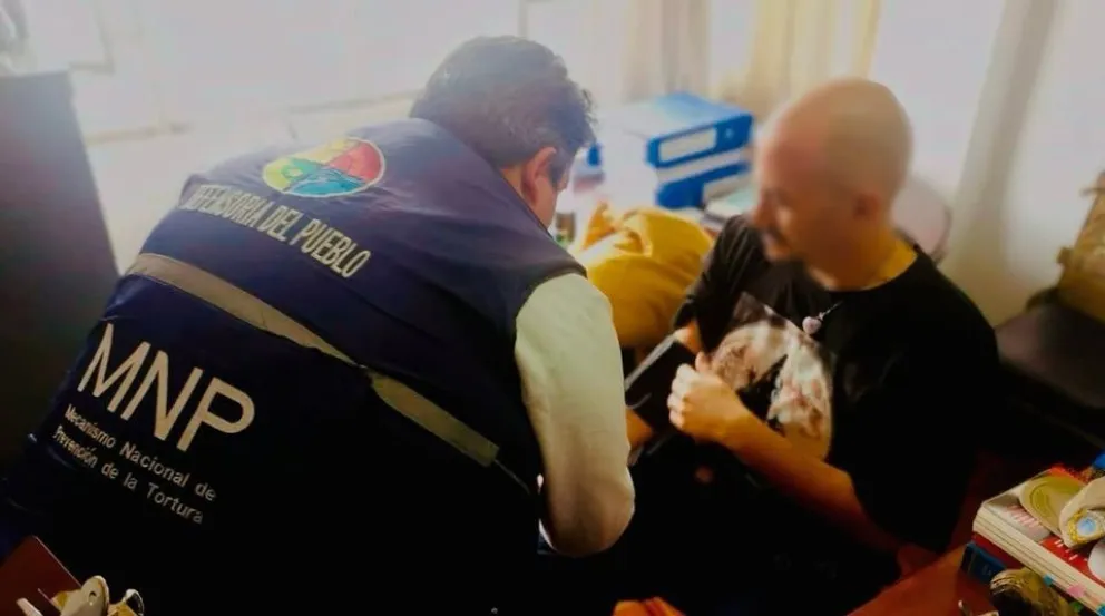 Personal de la Defensoría revisan a uno de los detenidos. FOTO: Defensoría del Pueblo