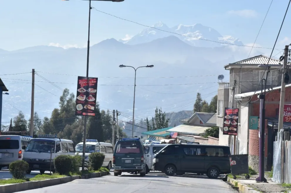 Minibuses bloquean la avenida Mario Mercado, el jueves.   FOTO: APG