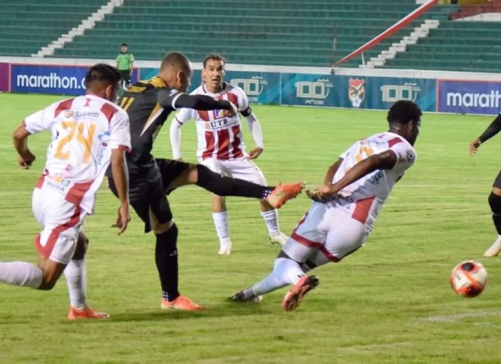 Gustavo Ribeiro, delantero de Real Oruro, lleva peligro al arco de Independiente. Foto: club Real Oruro