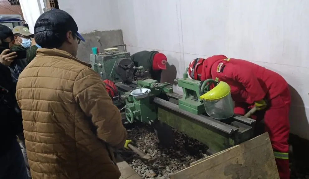 El feminicida enterró el cuerpo de la adolescente en su vivienda, la Policía inspeccionó el lugar. Foto: Fiscalía