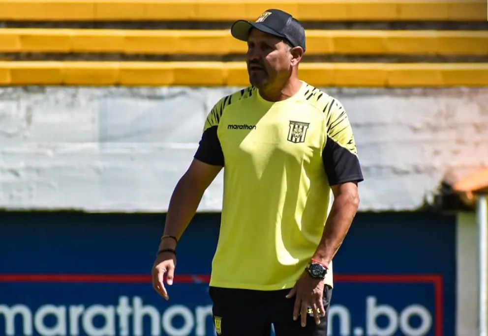 Juan Carlos Paz García, el DT interino del Tigre, da instrucciones a los jugadores en la práctica del viernes. Foto: Club The Strongest