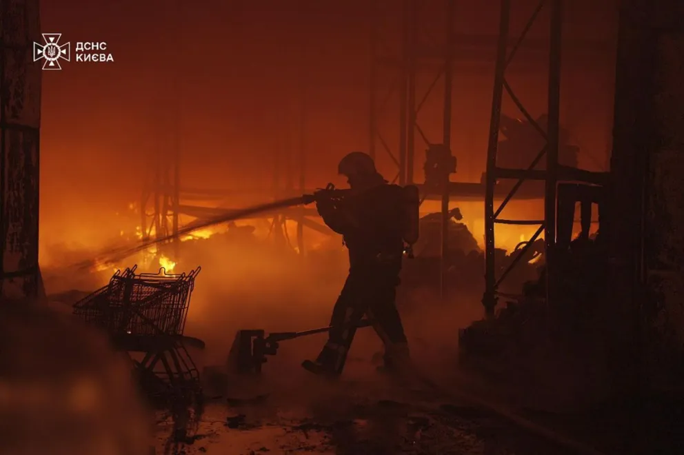 Equipos de rescate tratan de sofocar un incendio tras un ataque ruso con drones en un almacen en Kiev. Foto: EFE