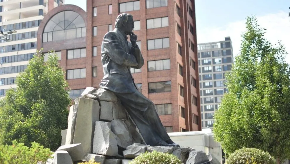 El monumento a Mario Mercado Vaca Guzmán. Foto: Agencia Municipal de Noticias.
