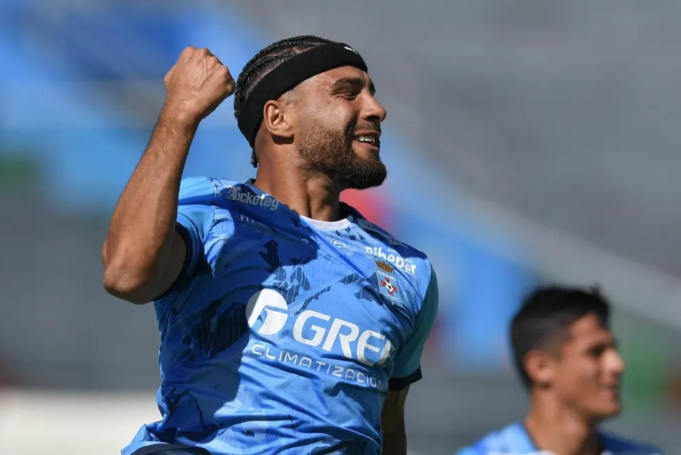 Nahuel Acosta celebra el primero de sus dos goles para Blooming. Foto. APG